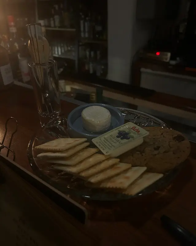 쿠키와 치즈가 담긴 기본 안주