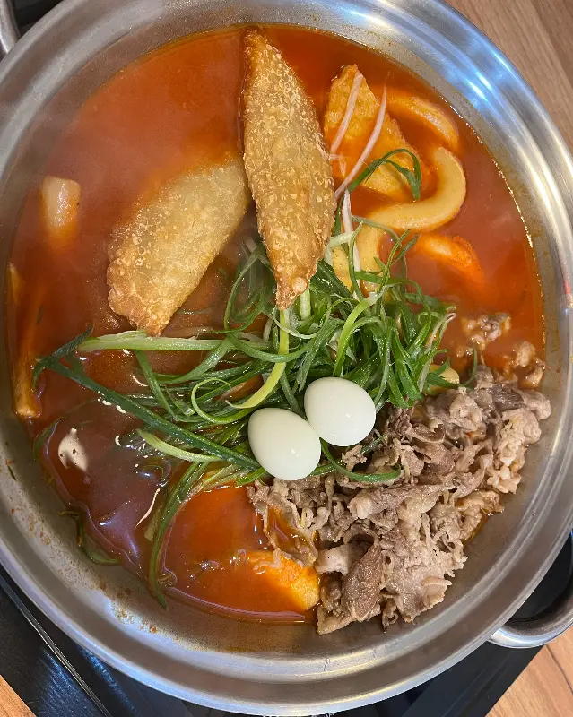 차돌박이, 떡, 어묵, 메추리알이 듬뿍 들어간 차돌 떡볶이