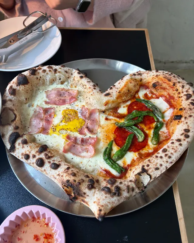 하트 모양 피자의 사랑스러운 비주얼