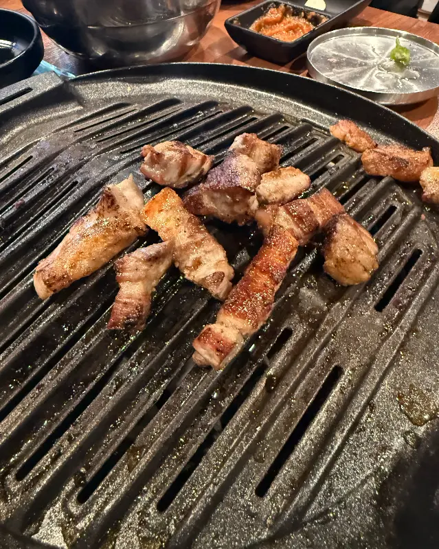 잘 구워진 고기 조각들