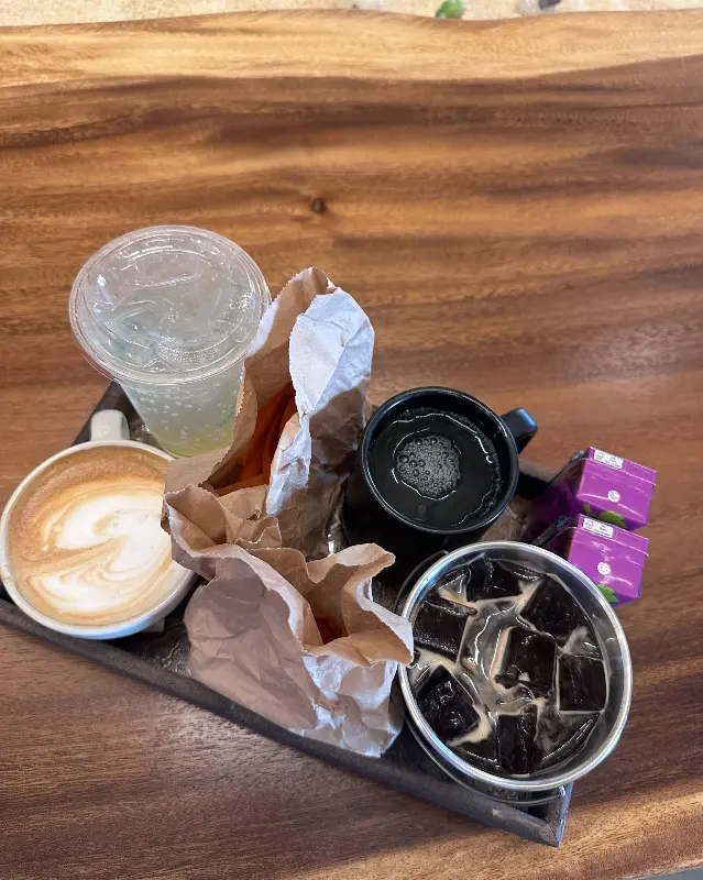 다양한 음료와 쌀 소금빵