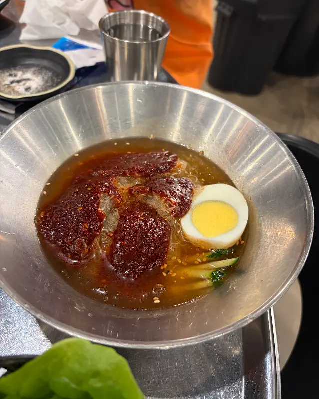 비빔냉면의 매콤한 자태