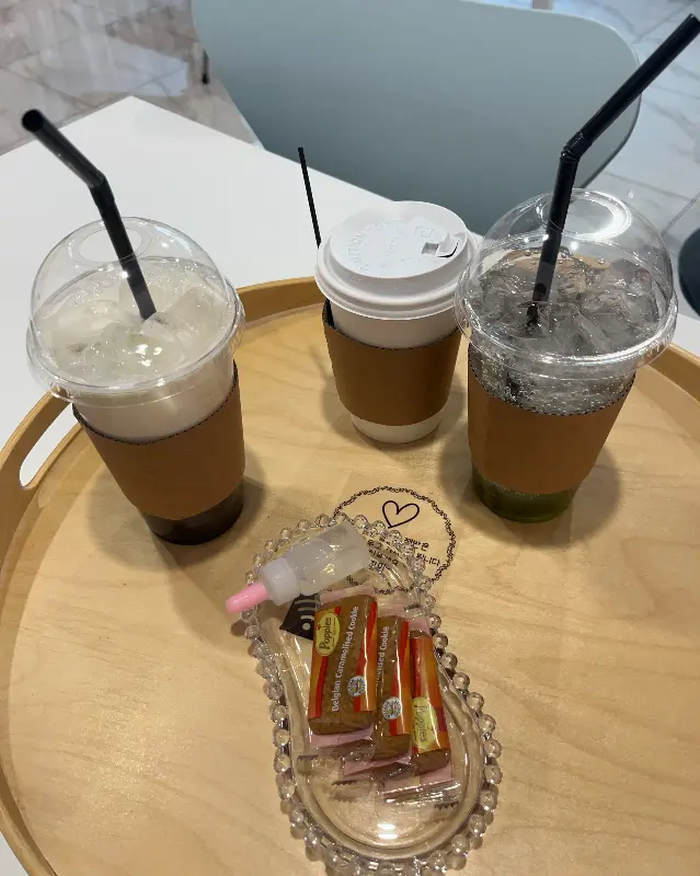 음료와 비스킷. 정갈하게 담겨 나온 음료와 비스킷은 보기에도 좋다.