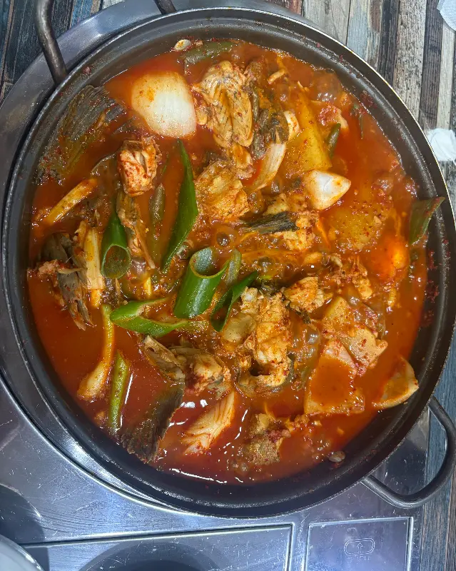 매콤한 양념에 졸여진 갈치조림.