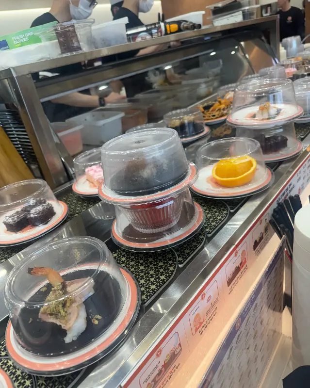 레일 위를 순환하는 다양한 디저트 초밥