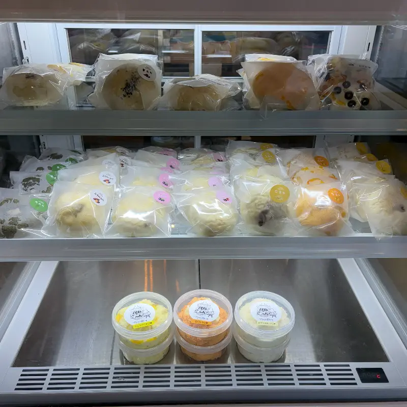 다양한 종류의 쫀득빵이 진열된 쇼케이스