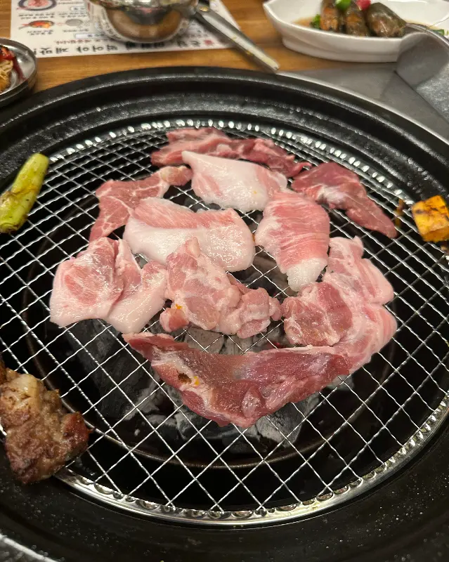 숯불 위에 올려진 다양한 부위의 고기