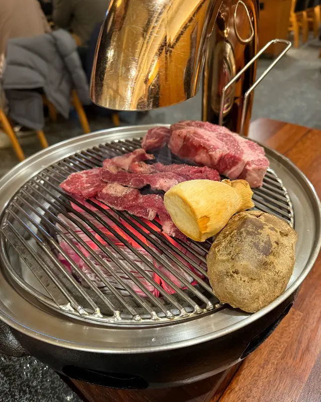 숯불 위에 구워지는 고기