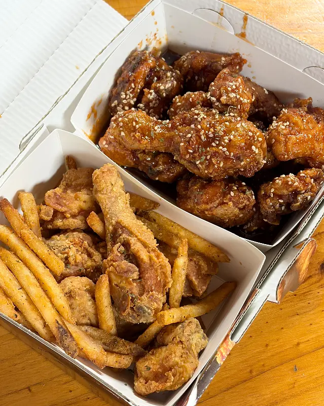 보기만 해도 군침이 도는 치킨과 감자튀김