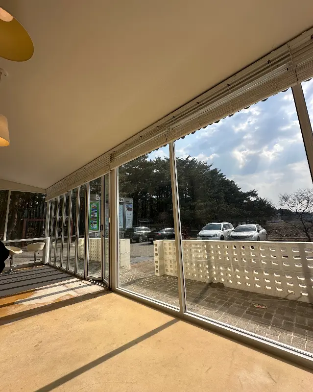 카페 내부에서 바라본 주차장 풍경