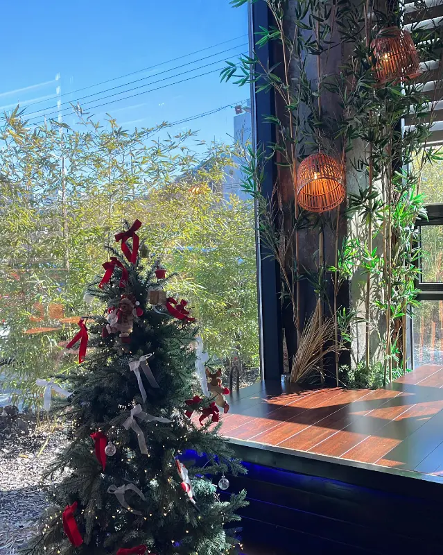 통창으로 들어오는 햇살이 따스한 금오당 내부