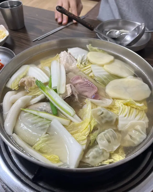 닭한마리 속 닭고기와 만두