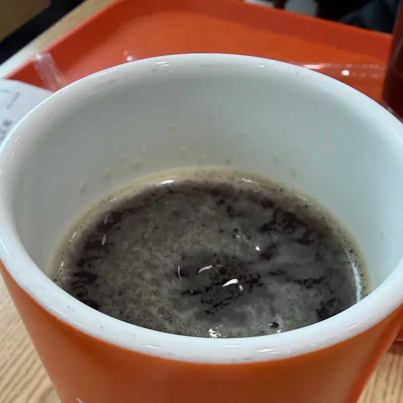 따뜻한 아메리카노 한 잔