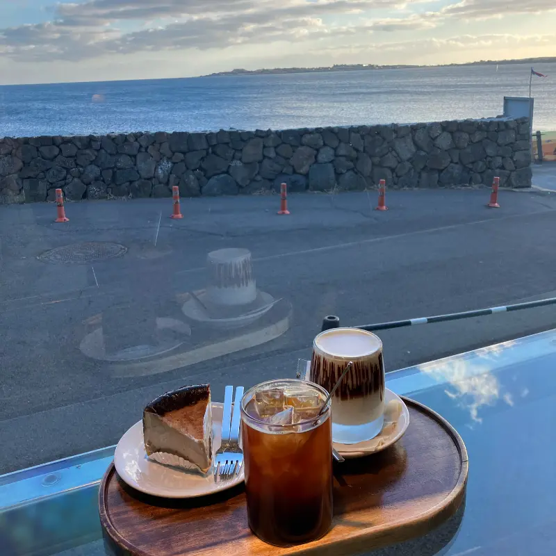 창밖으로 보이는 아름다운 바다 풍경