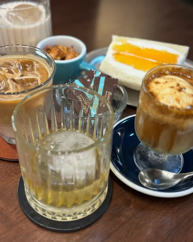 다양한 커피와 디저트