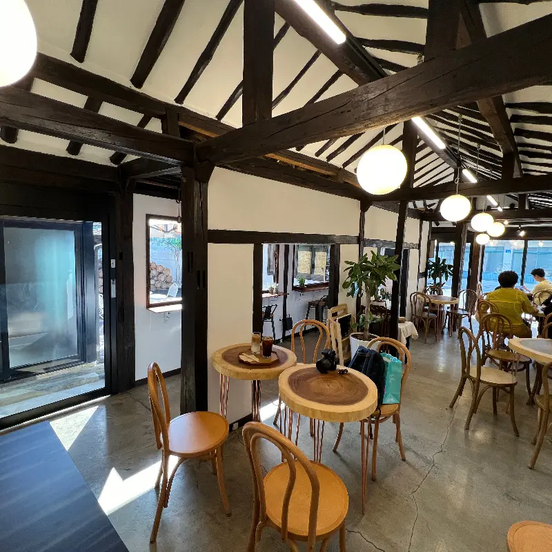 카페 내부 전경