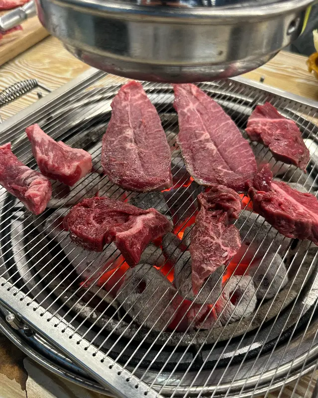 숯불 위에서 맛있게 익어가는 소고기