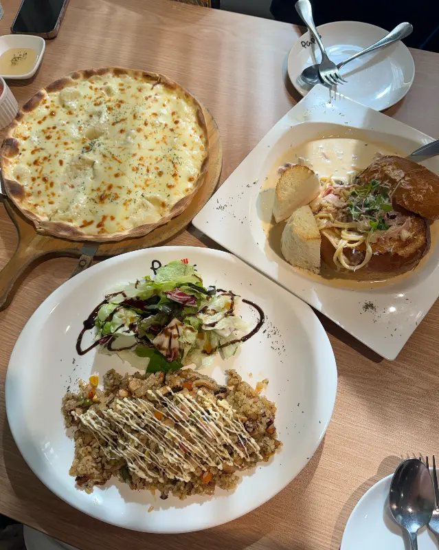 테이블 위에 놓인 피자, 파스타, 필라프