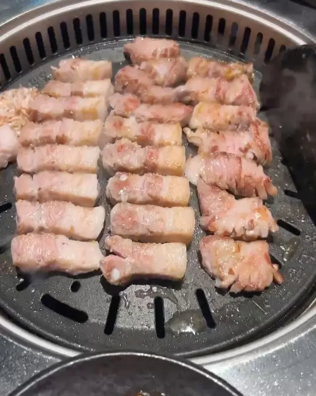 불판 위의 삼겹살