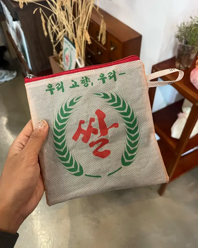 쌀 포대를 모티브로 한 인테리어 소품