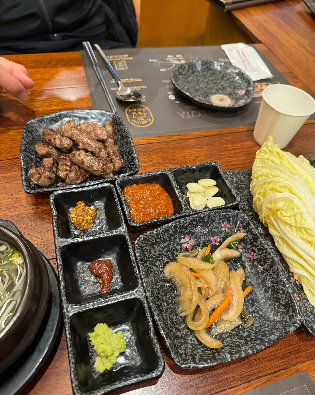 엘베요타 기본 상차림