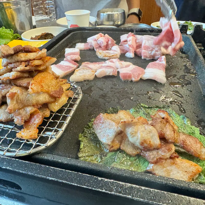 불판 위의 삼겹살