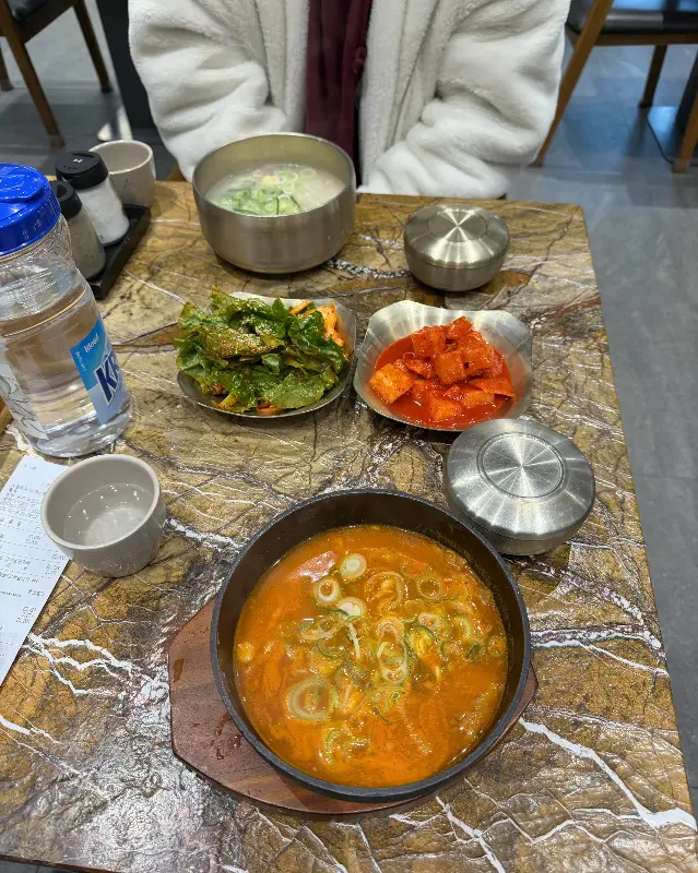 테이블에 놓인 설렁탕 한상차림