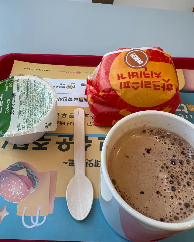 따뜻한 음료와 함께 즐기는 햄버거