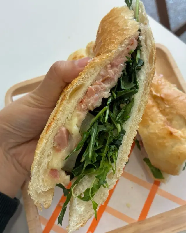 루꼴라가 듬뿍 들어간 샌드위치