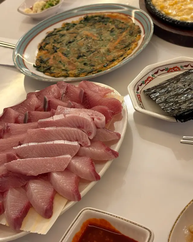 해물파전의 바삭함과 촉촉함이 공존하는 환상적인 비주얼