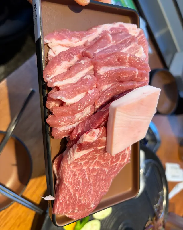 한상 가득 차려진 모습