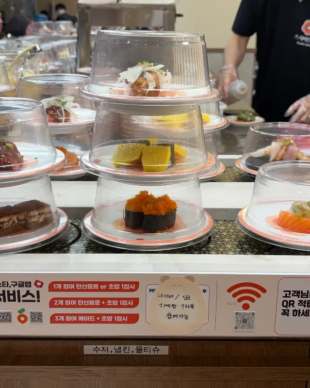 레일 위를 가득 채운 초밥들