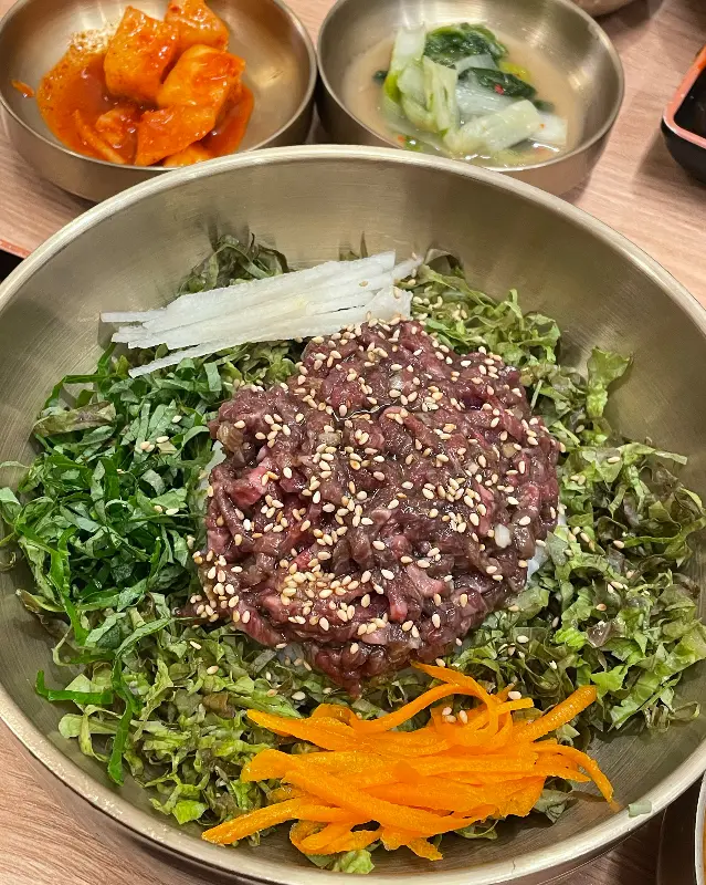 육회 클로즈업, 신선함이 느껴지나요?