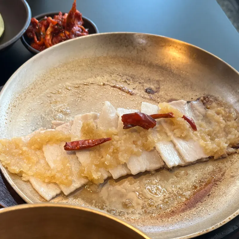 윤기가 흐르는 마늘 수육