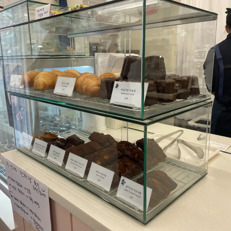 쇼케이스에 진열된 다양한 빵