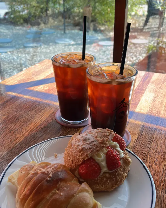 아이스 아메리카노와 딸기 크림빵