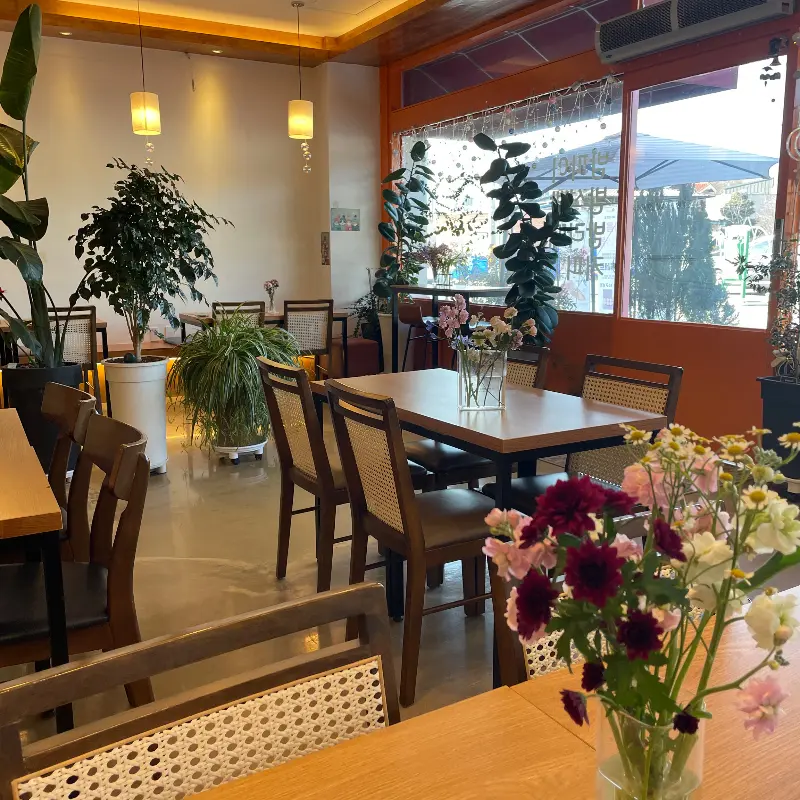 테이블마다 놓인 생화 장식