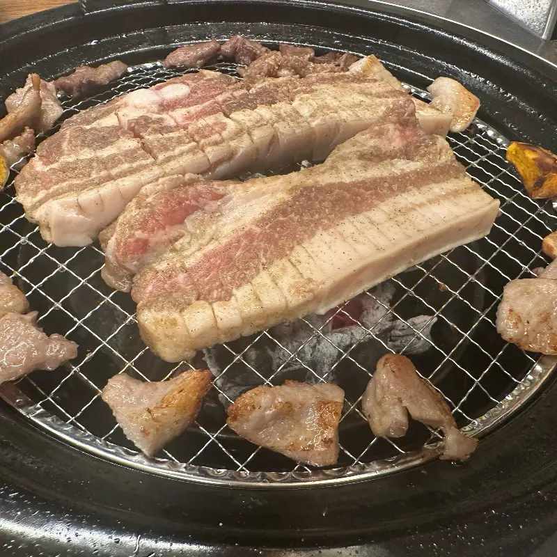 숯불에 노릇하게 구워진 삼겹살