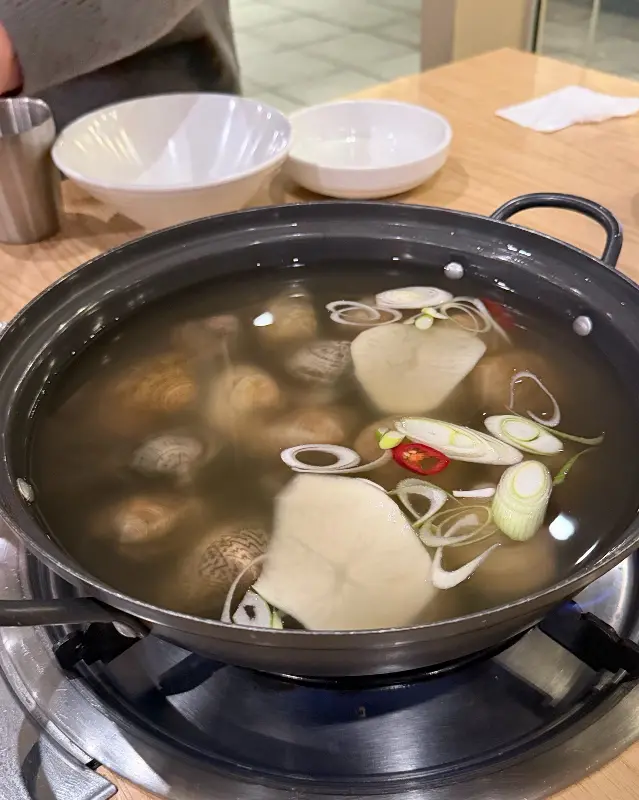 백합 칼국수에 듬뿍 들어간 백합 조개