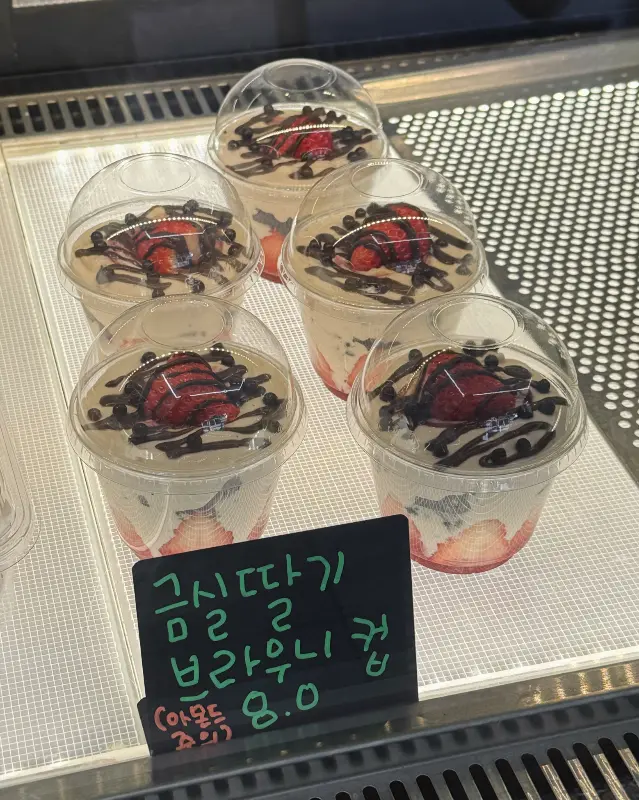 쇼케이스에 진열된 금딸기 브라우니컵