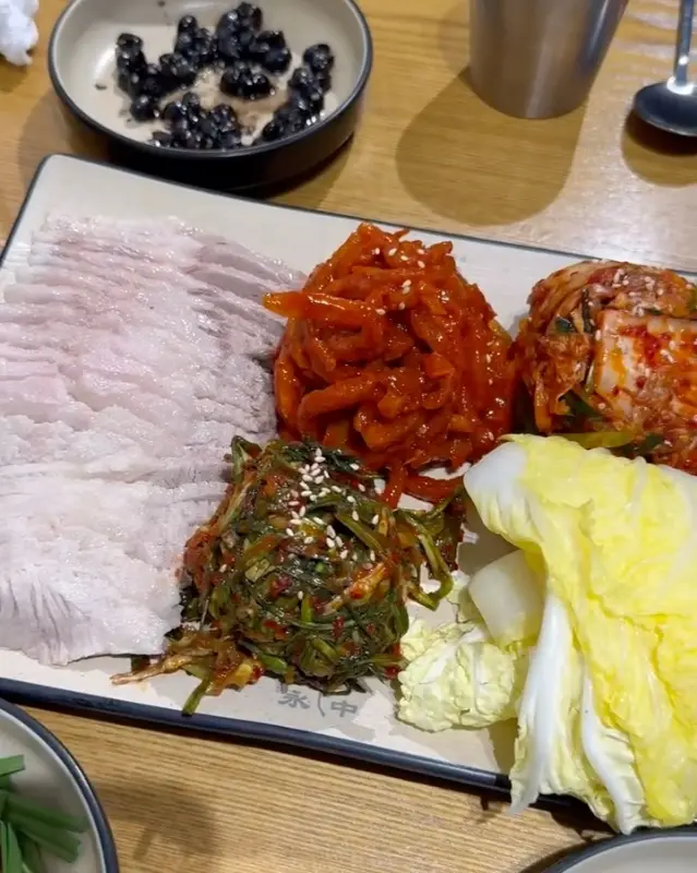 보쌈, 김치, 쌈장 등이 정갈하게 담겨 있는 모습