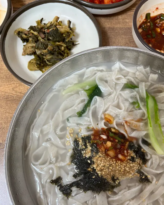 칼국수와 곁들여 먹는 밑반찬