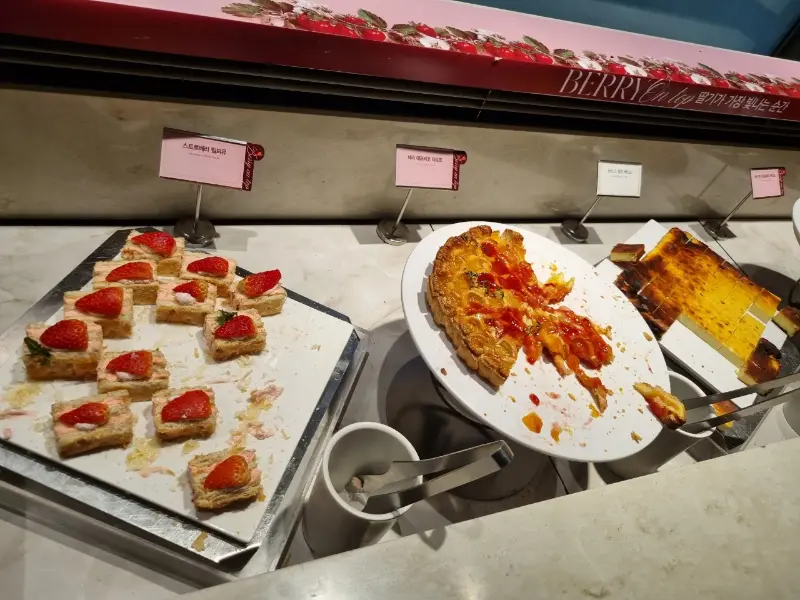 딸기 위에 슈가파우더가 뿌려진 모습