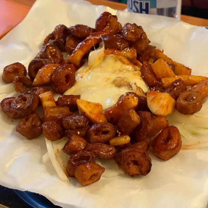 윤기가 좔좔 흐르는 불막창 위에 치즈가 녹아있다.