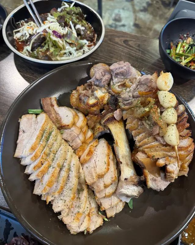 윤기가 흐르는 족발