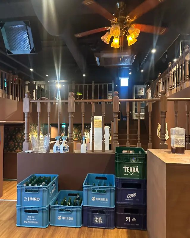 다양한 술병이 진열된 내부