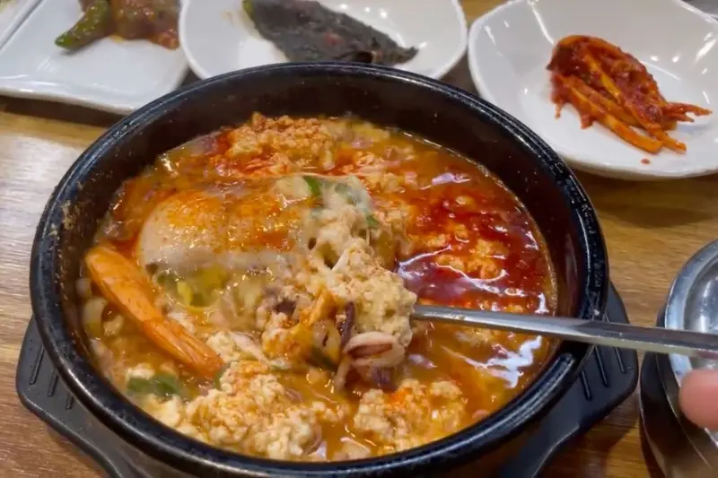 순두부 찌개와 반찬들