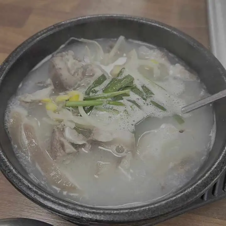 뚝배기 안의 돼지국밥
