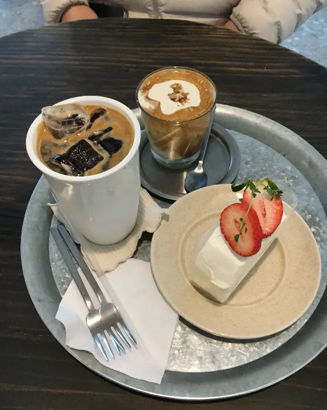 토피넛 라떼와 딸기 치즈 타르트