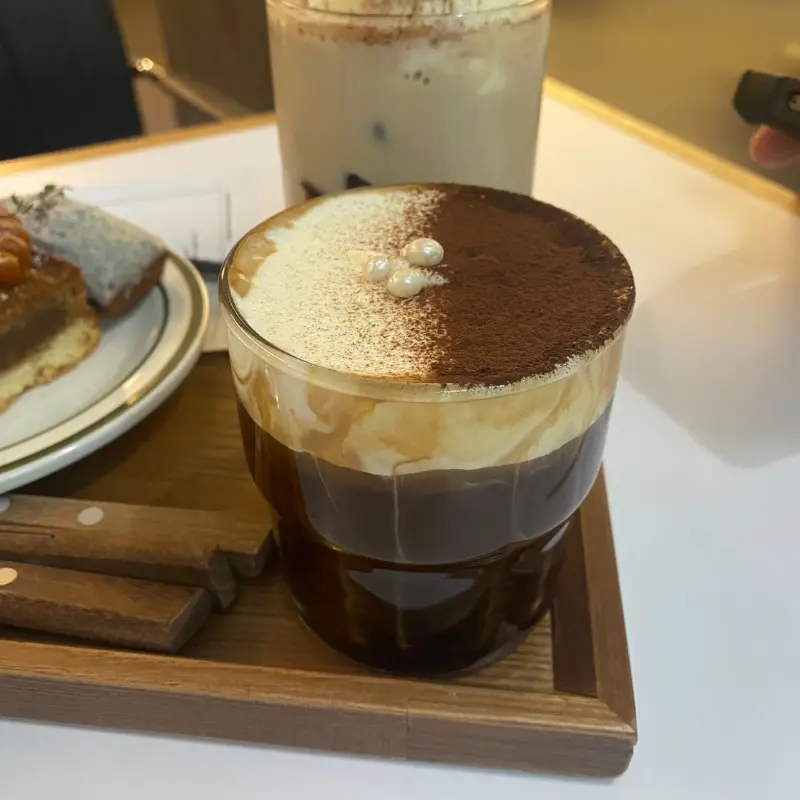 잼아웃의 시그니처 커피와 디저트